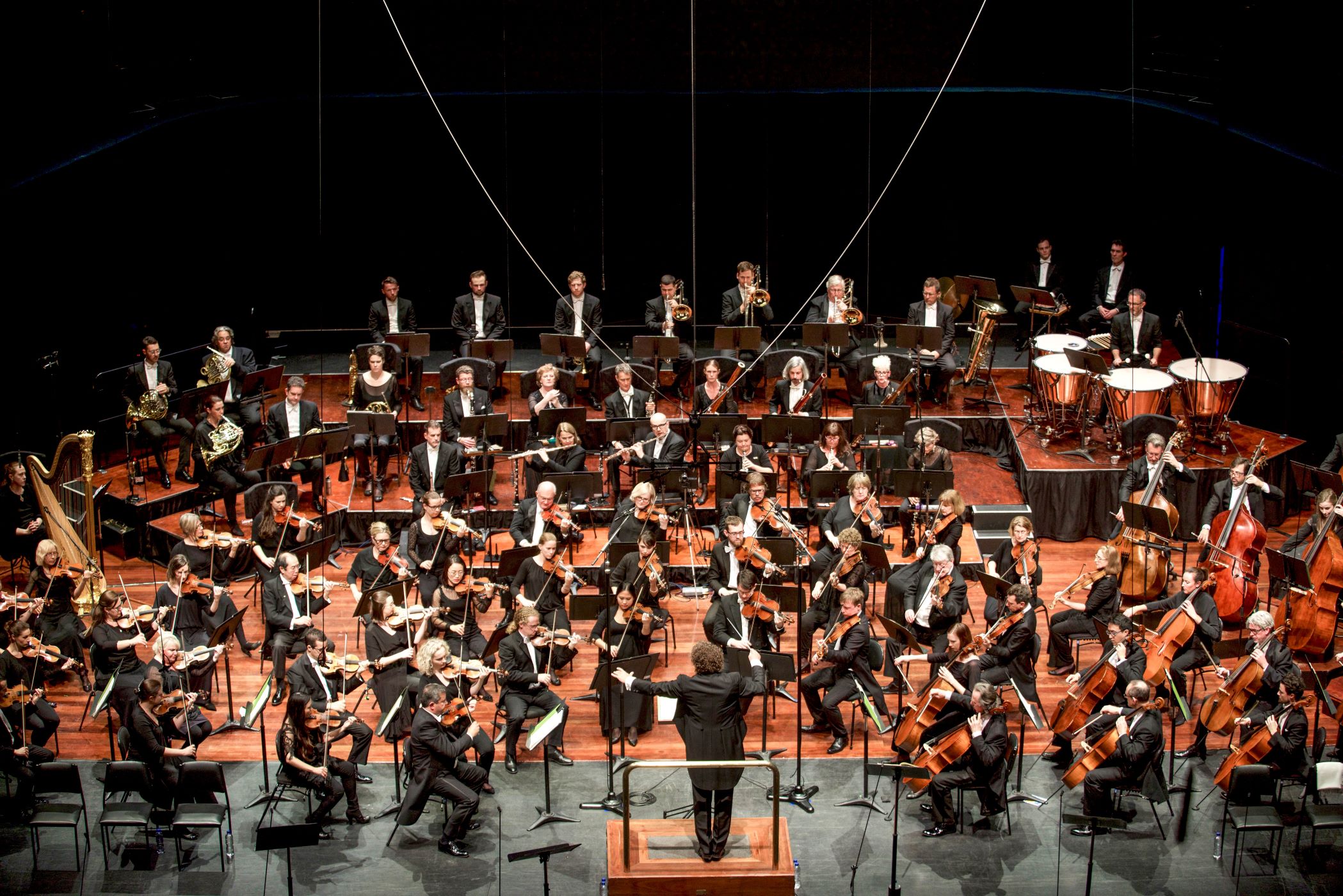 Wide shot of Asher Fisch conducting WASO.