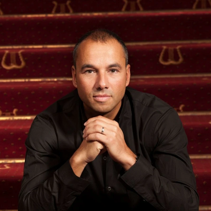 Lawrence Renes headshot