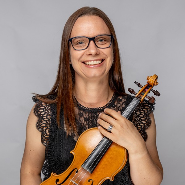 Melanie Pearn holding a violin