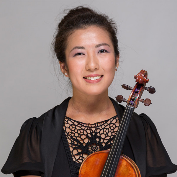 Akiko Miyazawa holding a violin