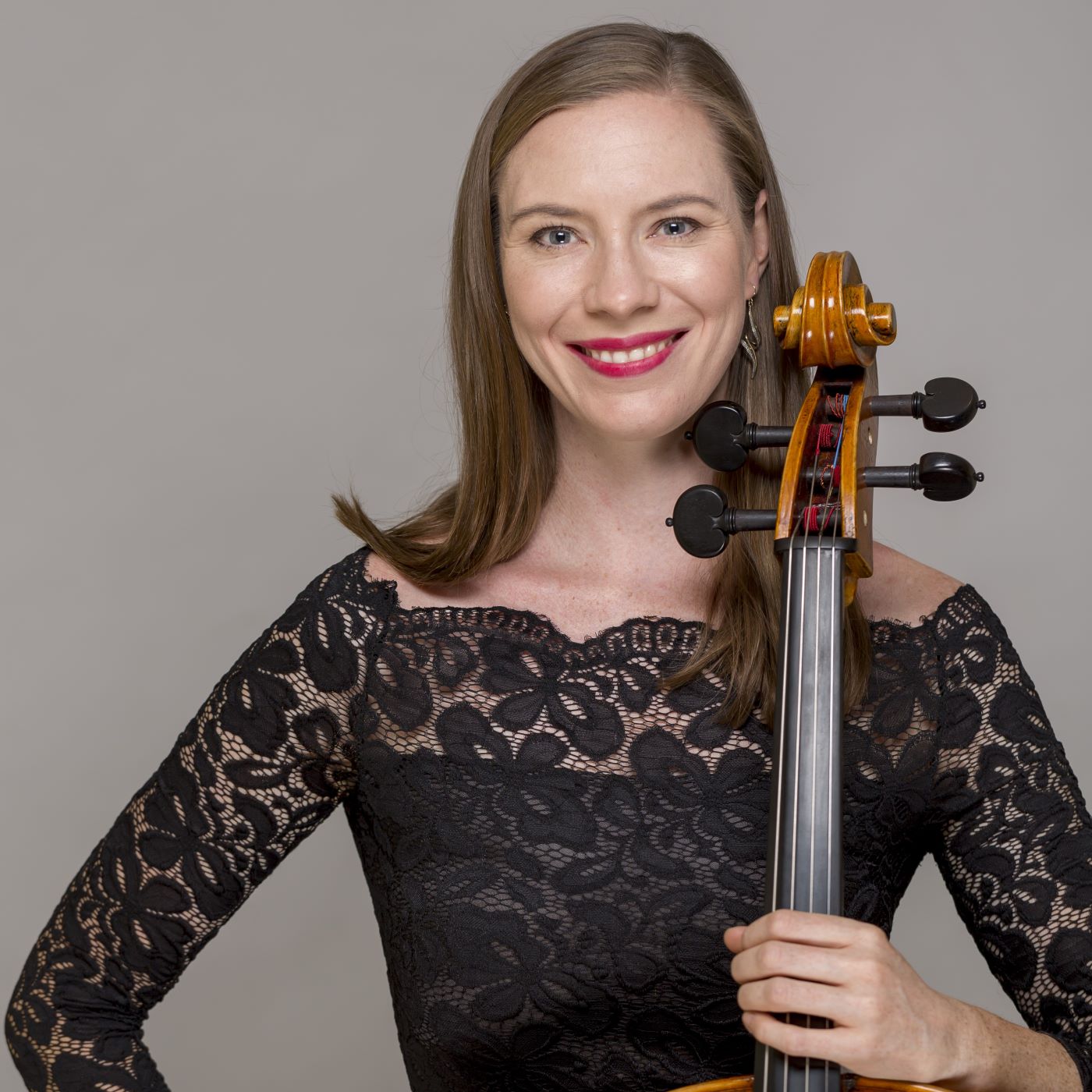 Headshot of cellist Louise McKay.