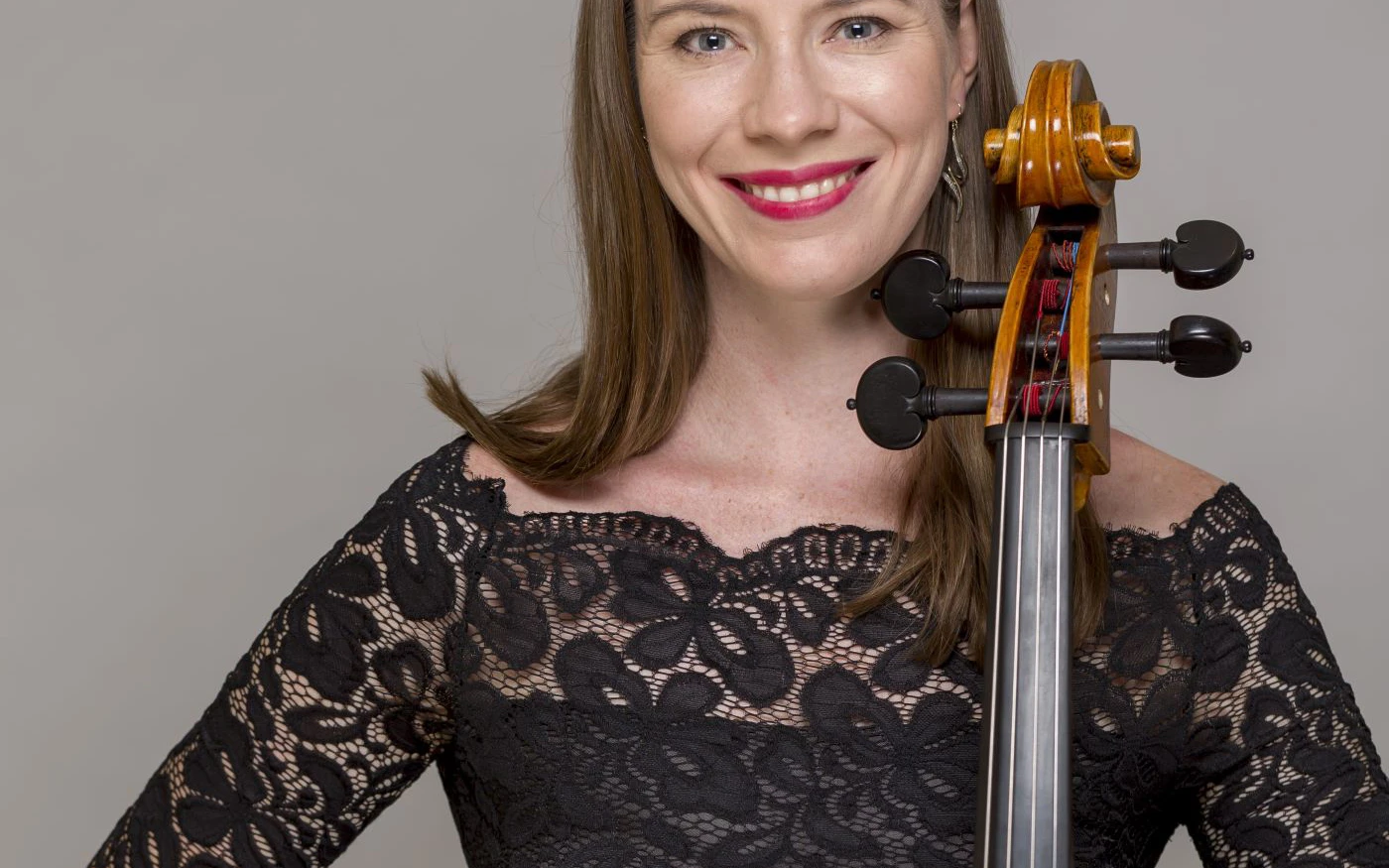 Headshot of cellist Louise McKay.