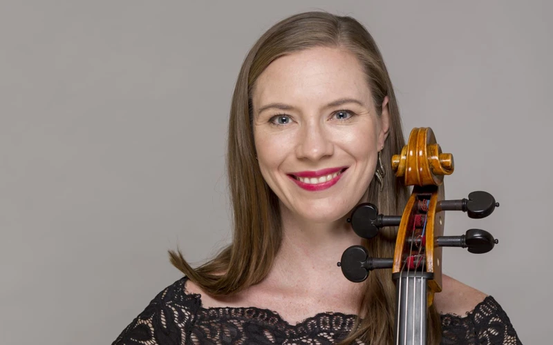 Headshot of cellist Louise McKay.