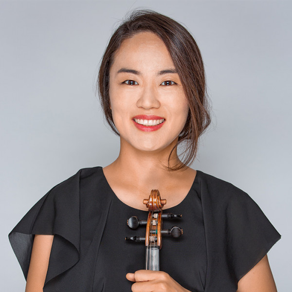 Sunmi Jung holding a violin