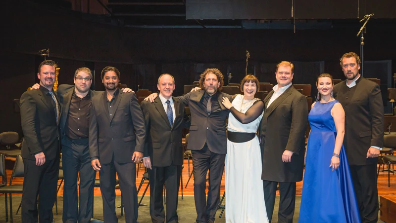 Cast of Tristan und Isolde pose for a photo.